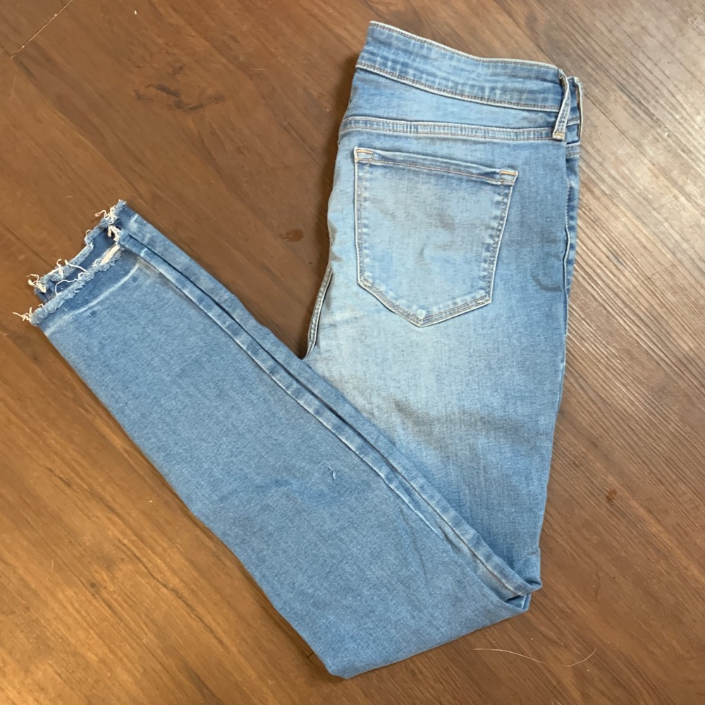 Distressed hem skinny jeans